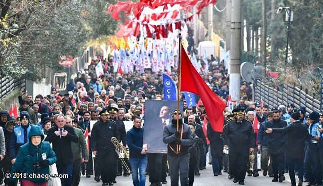 �zmirli 'devrim �ehitlerini' unutmad�