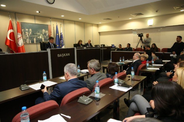 KAR�IYAKA MECL�SݒNDE B�TMEYEN STAD TARTI�MASI!