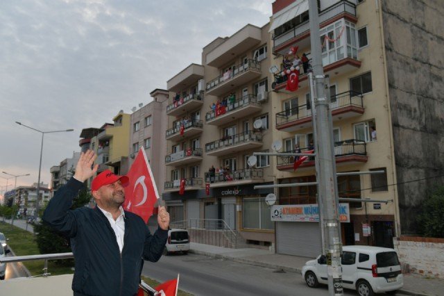 Ba�kan G�mr�k���den otob�sle bayram kutlamas�