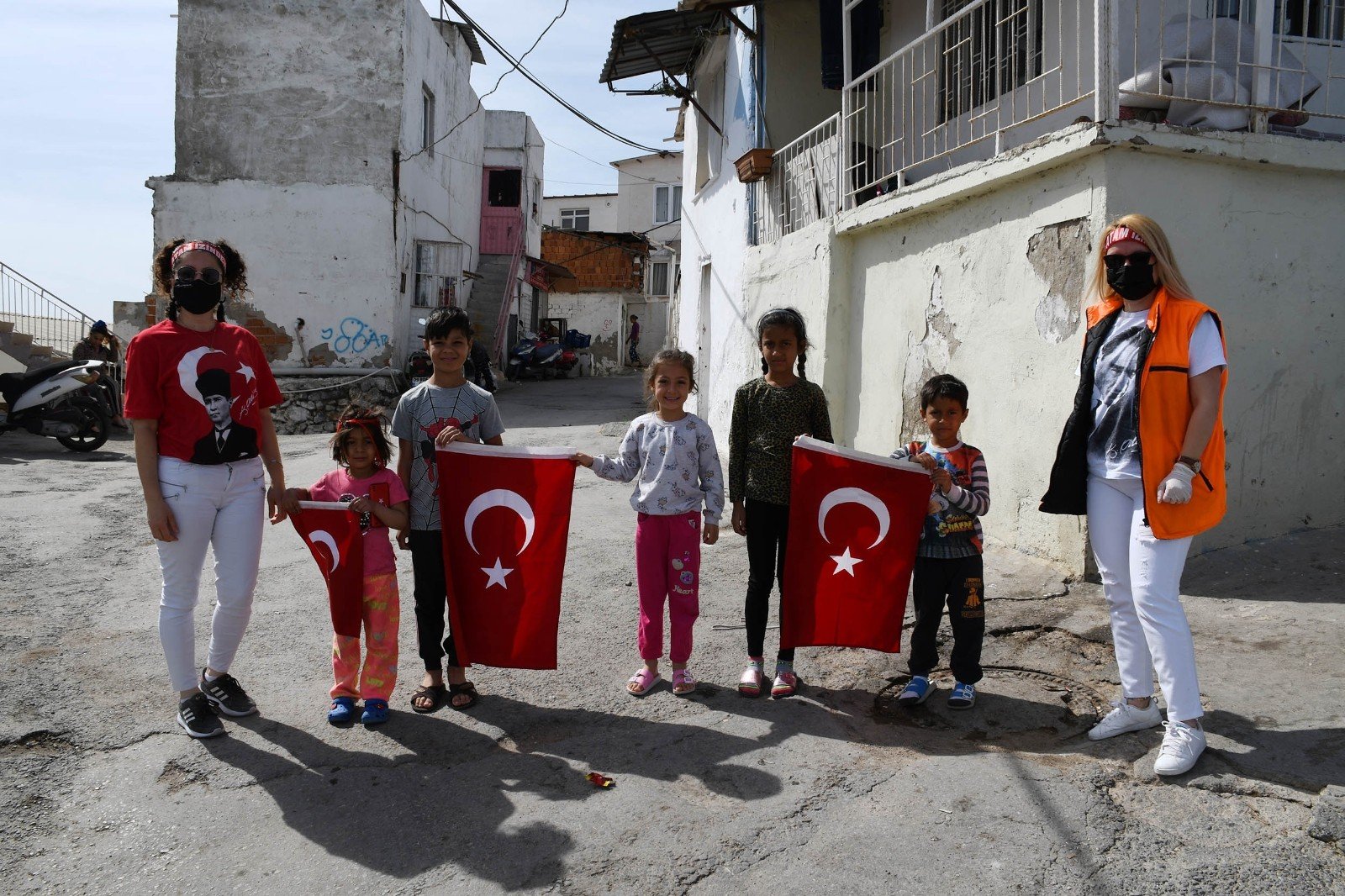 Ku�adas� Belediyesi Ramazan yard�mlar�na devam ediyor